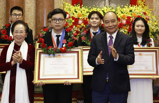 Học sinh Chuyên Nguyễn Trãi vinh dự được Chủ tịch nước trao Huân chương Lao động hạng Hai